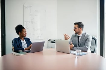 A Women and a Men sitting in front of each other discussing  Inbound Marketing Topics