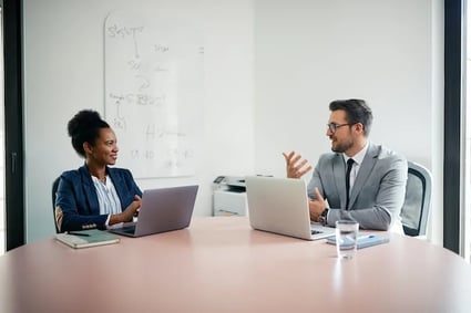 A Women and a Men sitting in front of each other discussing  Inbound Marketing Topics