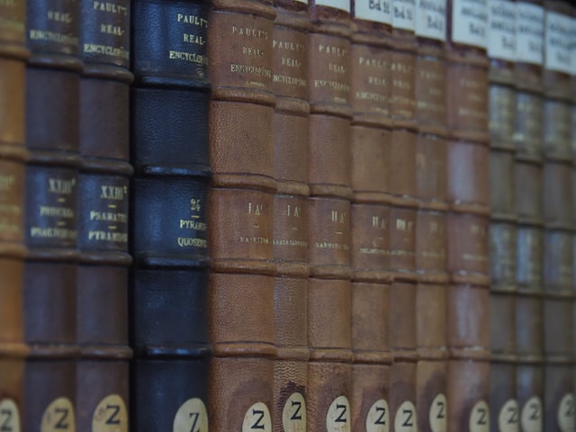 Alte staubige Bücher
