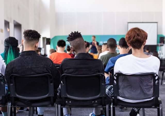 Teilnehmer einer Schulung vor Seminarleiter