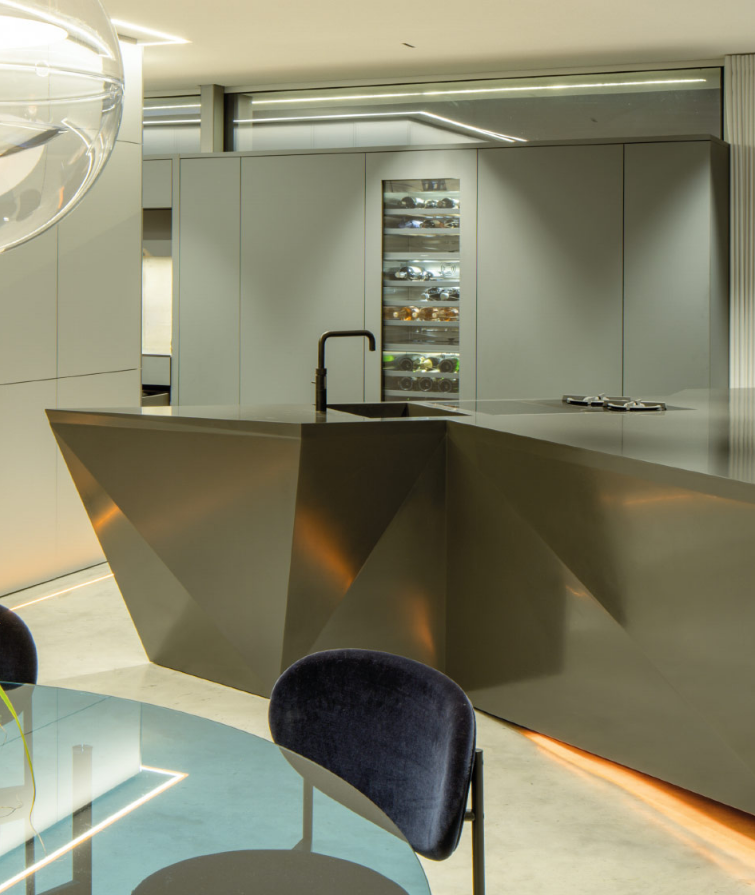 Kueche-Brueckner-Architekten-Hi-Macs-polygonale-Kueche