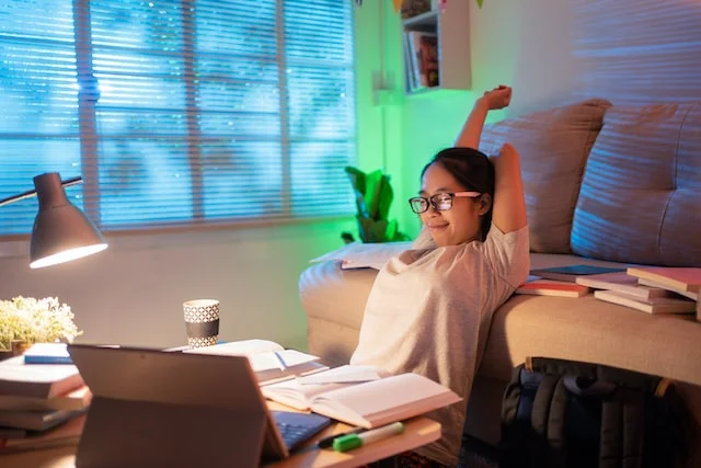 Eine Frau lehnt sich zufrieden zurück, nachdem sie eine erfolgreiches Lead-Scoring in HubSpot angelegt hat.