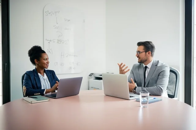 A Women and a Men sitting in front of each other discussing  Inbound Marketing Topics