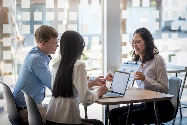 Eine Frau und ein Mann sitzen sich gegenüber und diskutieren über Inbound Marketing Themen